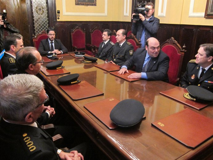 López y Caunedo, primero y segundo por la derecha, ante de comenzar la reunión. 