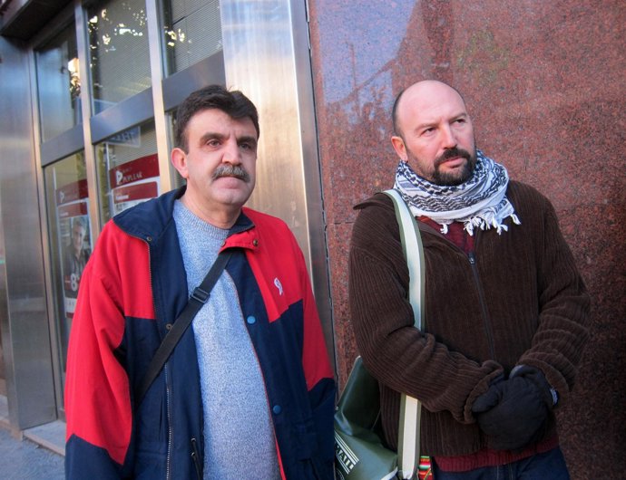 José Alcalá y Baltasar Colmenero, ante la oficina del Banco Popular en Jaén.