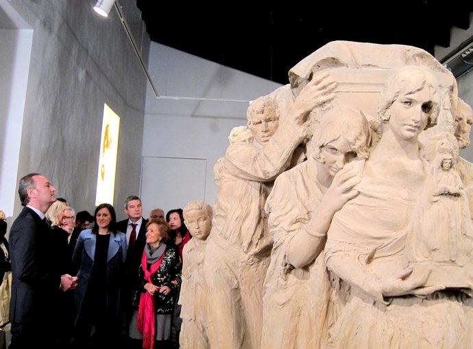 El president Alberto Fabra, ante el mausoleo del torero Joselito
