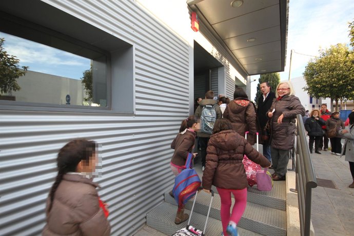 Alumnos del colegio Hispanidad acceden al centro donde han sido reubicados