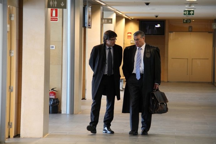 Carles Puigdemont y Lluís Pau, abogado del Ayuntamiento de Girona
