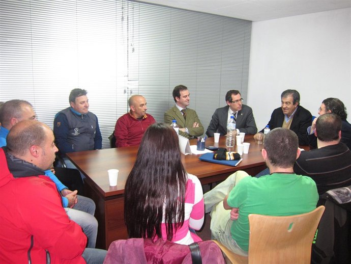 Cascos con empleados de Suzuki Gijón