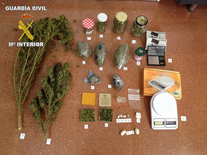 Material intervenido tras una detención por tráfico de drogas en Navarra.