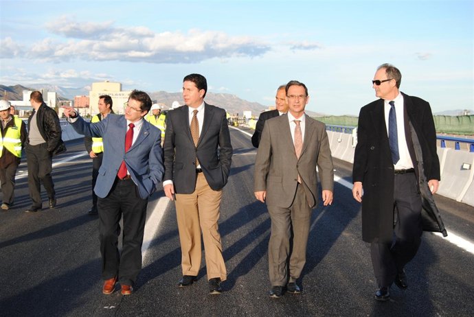 El delegado supervisa las obras de reconstrucción del puente de la autovía A-7