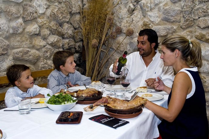 Familia en Restaurante.- Ruta del Vino