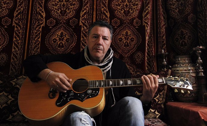 El músico Carlos Goñi, de Revólver, guitarra en mano