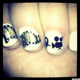 La actriz con las uñas temáticas de cine