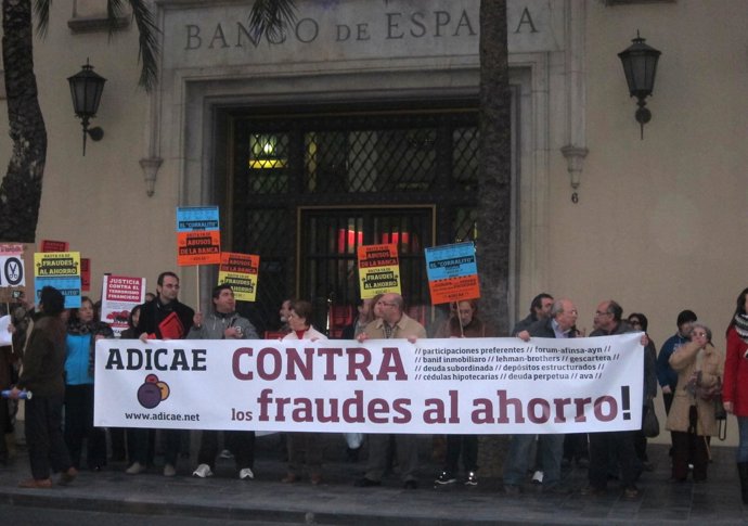 Asistentes a la protesta contra los fraudes en las preferentes