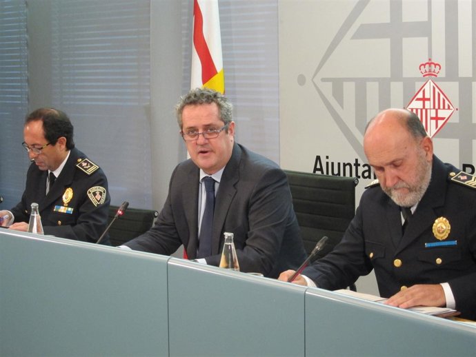 El concejal Joaquim Forn junto a Evelio Vázquez y Manuel Haro (Guardia Urbana)