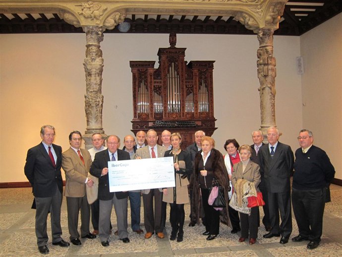 Entrega cheque IBercaja a Banco de Alimentos