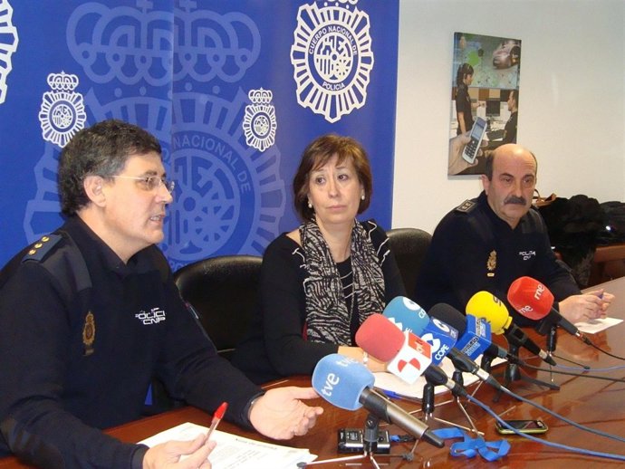 Sanz, entre Herranz y Cerezo, en la Comisaría.