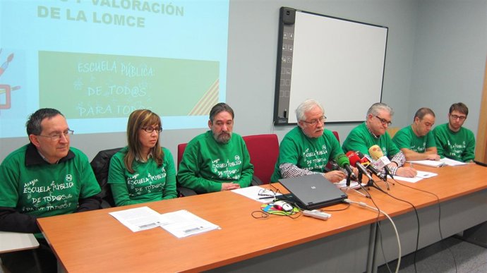 Miembros de la Plataforma por la Defensa de la Escuela Pública en Aragón
