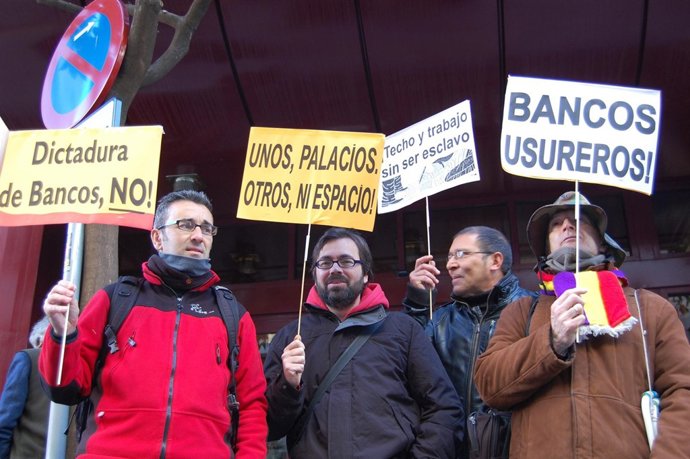 Miembros del '15M' ante los juzgados de Viapol. 