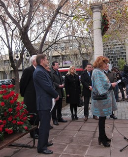 Alborch interviene en la ofrenda floral en el monolito de Manuel Broseta.