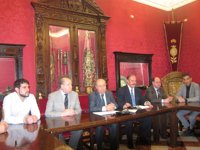 El alcalde no descarta recurrir a la Unidad Militar de Emergencias si la huelga de basuras continúa