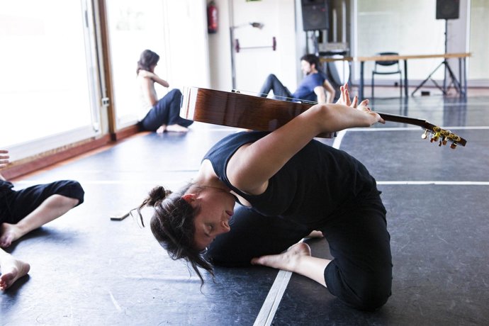 Taller de dansa El Mur. Una jove participa en l'espectacle de dansa integradora 