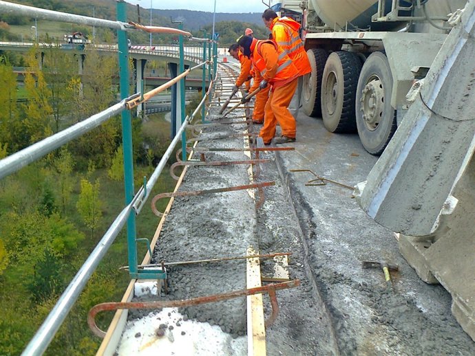 Imagen de los trabajos de sustitución de pretiles en el nudo de Alsasua. 