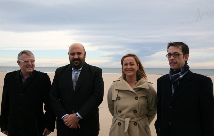 Bernal junto a los representantes del Gobierno balear en la visita a las playas 