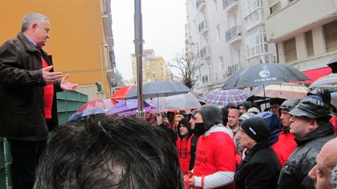 El secretario del comité informa a los trabajadores tras la reunión con Diego