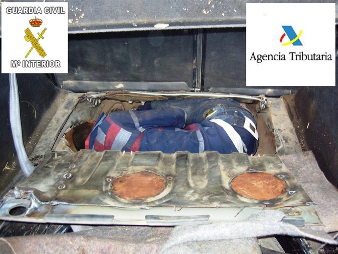 Inmigrante oculto en el doble fondo de un vehículo en la frontera con Melilla