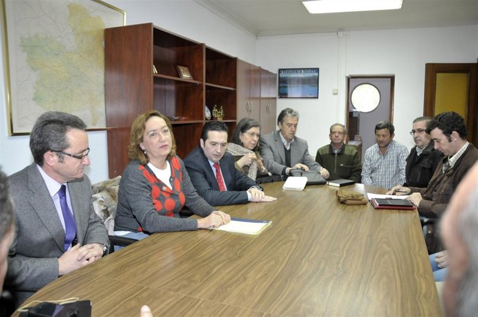 Soriano se reune con ganaderos del Valle del Alcudia 