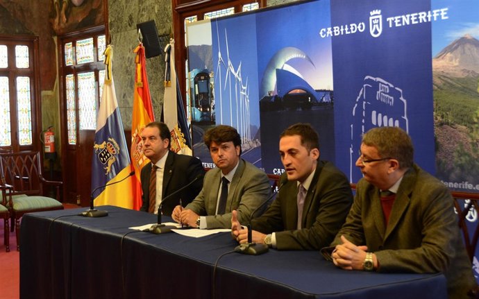 García Marichal (en el centro) , en rueda de prensa