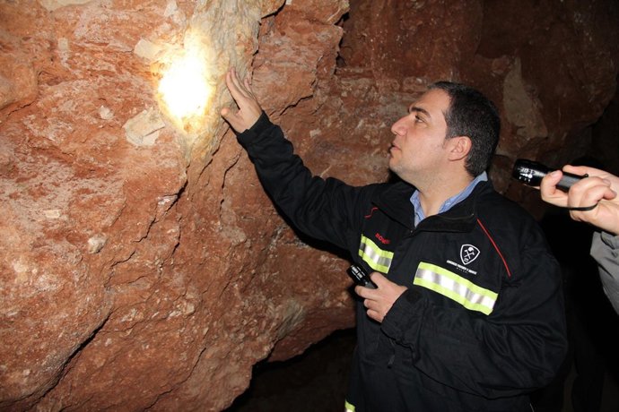 Elías Bendodo en la Cueva del Tesoro