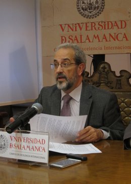 El rector de la USAL, Daniel Hernández Ruipérez, en rueda de prensa.