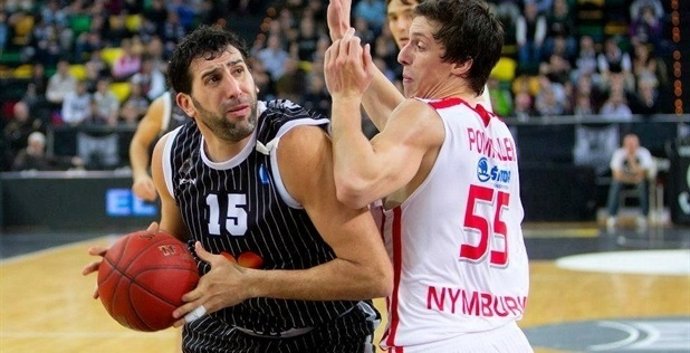 Mumbrú captura un rebota en Eurocup