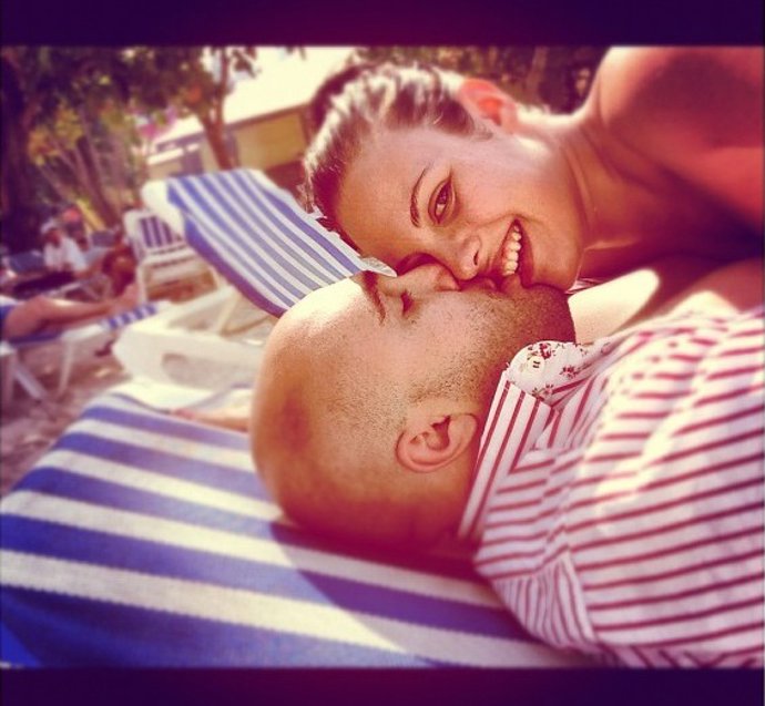 La pareja disfrutando de unas idílicas vacaciones