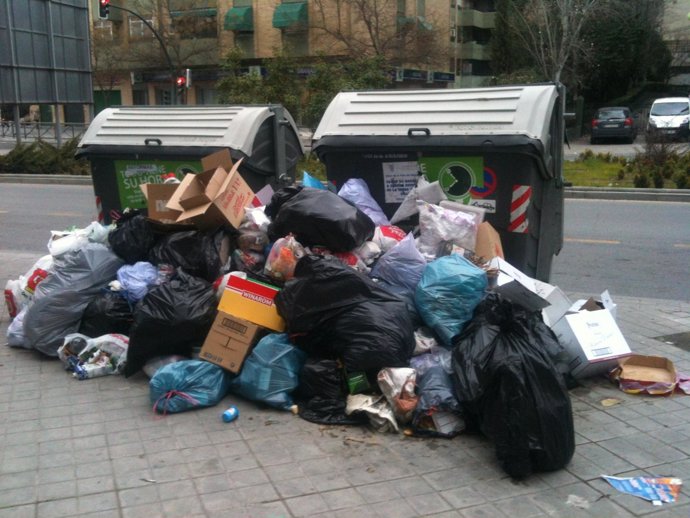 Basura acumulada en las calles de Granada por la huelga