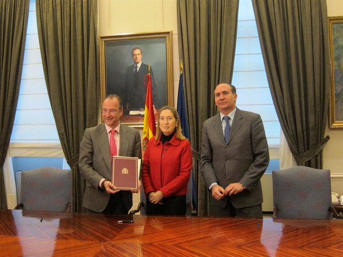 Firma del convenio del alcalde de Almería con Fomento y ADIF