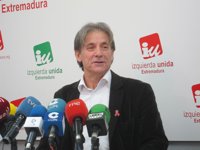 Escobar (IU) cree que "todavía existen algunas posibilidades" de que Caja Badajoz siga siendo "autónoma"