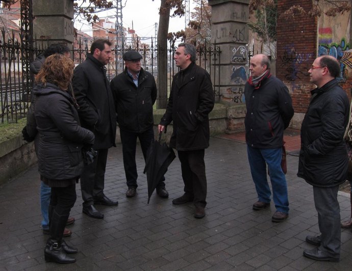 Concejales del Grupo Socialista con vecinos del barrio de Delicias