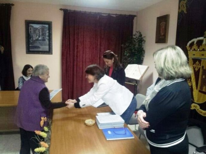 Elena Cortés entrega proyectos de rehabilitación en Carcabuey