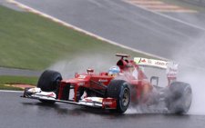 Fernando Alonso (Ferrari) rodando sobre lluvia en Spa