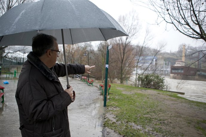 El alcalde Enrique Maya visitando las zonas afectadas por las inundaciones.