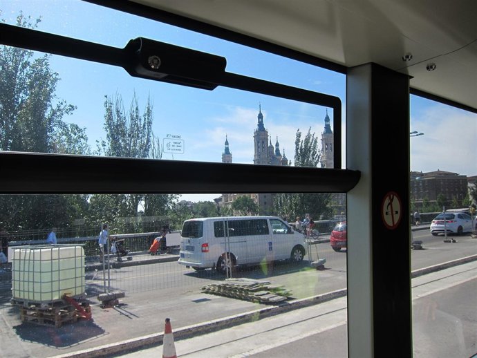 El tranvía cruza el Puente de Santiago