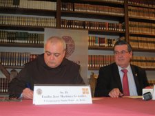 Emilio José Martínez (D) y el rector de la UPSA (D)