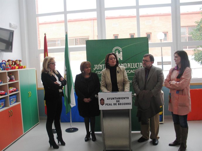 Moreno, en el centro, en la inauguración de la escuela infantil Peal por la paz.