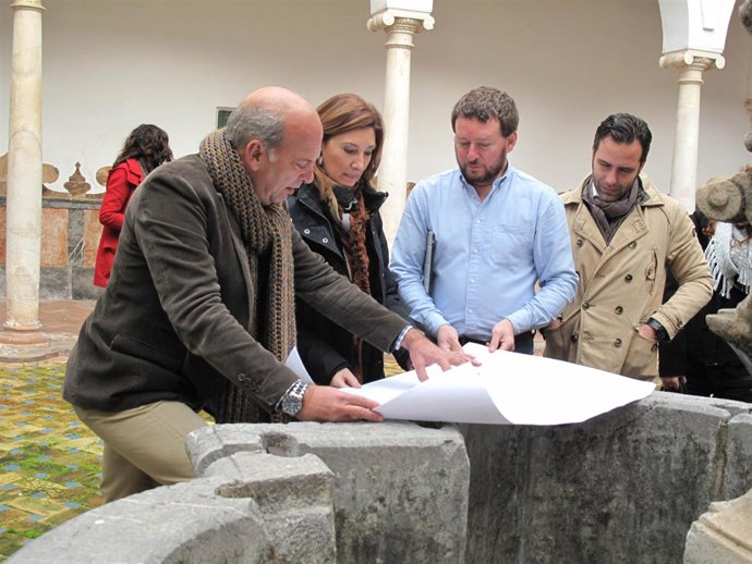 Los populares en el palacio de Peñaflor.