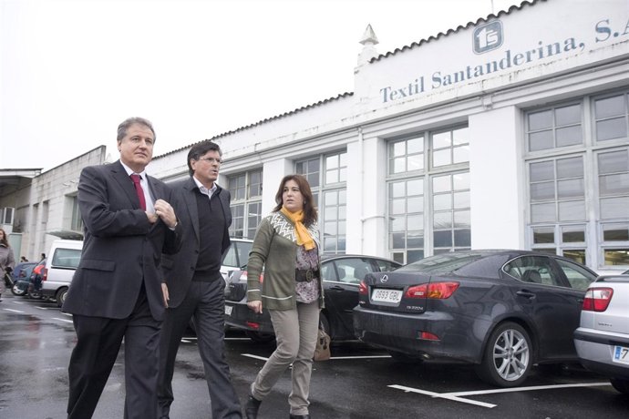 El consejero de Industria visita Textil Santanderina
