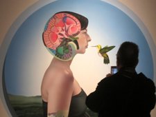 Un espectador ante una de las obras de 'La Presencia y la Figura' 