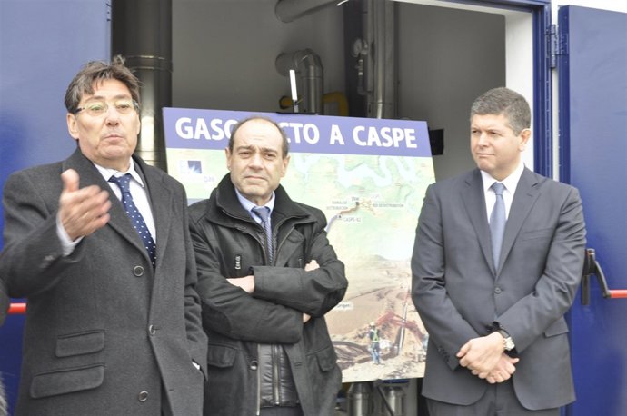 El consejero de Industria, el alcalde de Caspe y el CEO de Endesa Gas T & D.