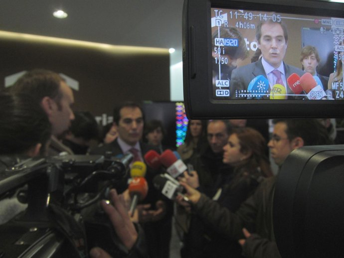 Nieto atiende a los periodistas