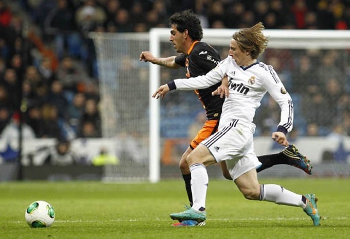 Dabi Parejo y Luka Modric en el Valencia - Real Madrid