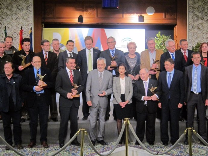 Griñan con los galardonados con el Premio Andalucía de Medio Ambiente