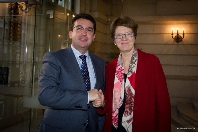 Manzano, presidente parlamento extremeño traspasa presidencia de la CALRE 