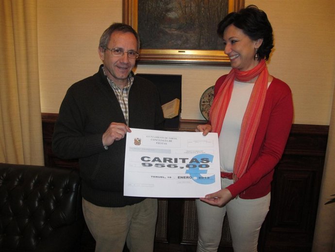 El Ayuntamiento de Teruel entrega un cheque a Cáritas