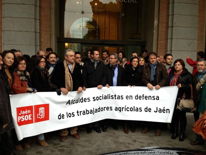 Alcaldes socialistas andaluces ante la sede del Ministerio de Empleo
